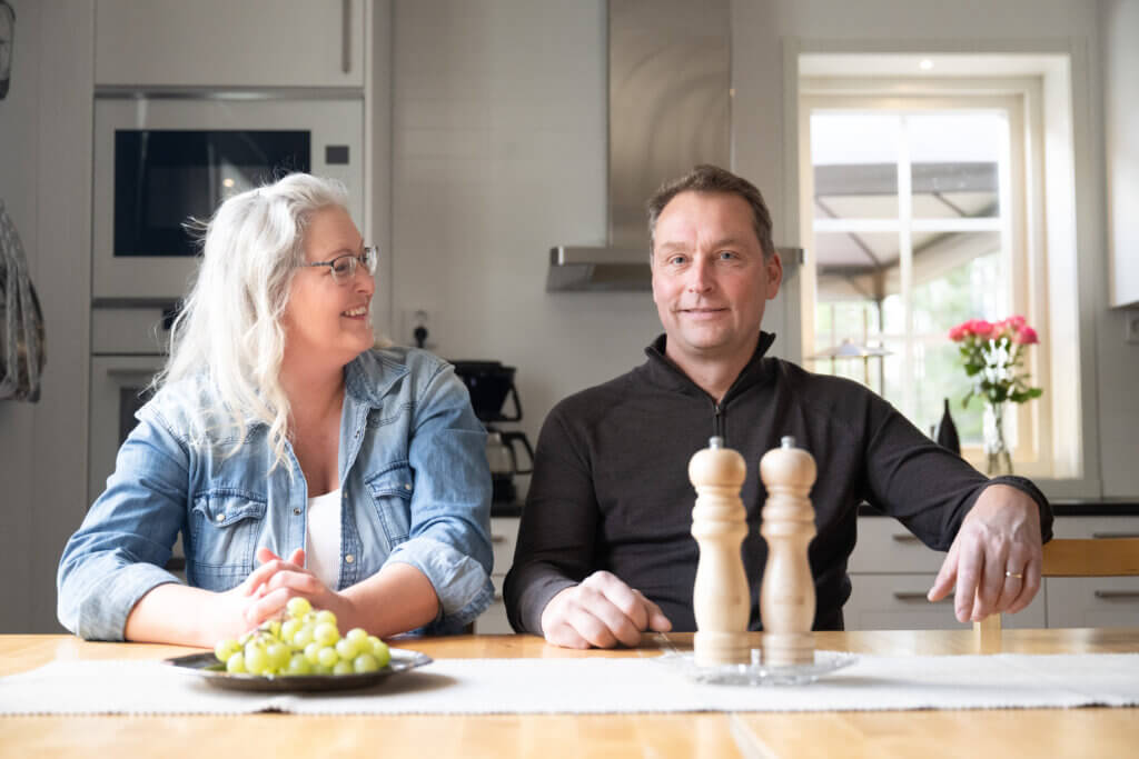 Jennie och Johannes Wretell i sitt nybyggda hus från Älvsbyhus.