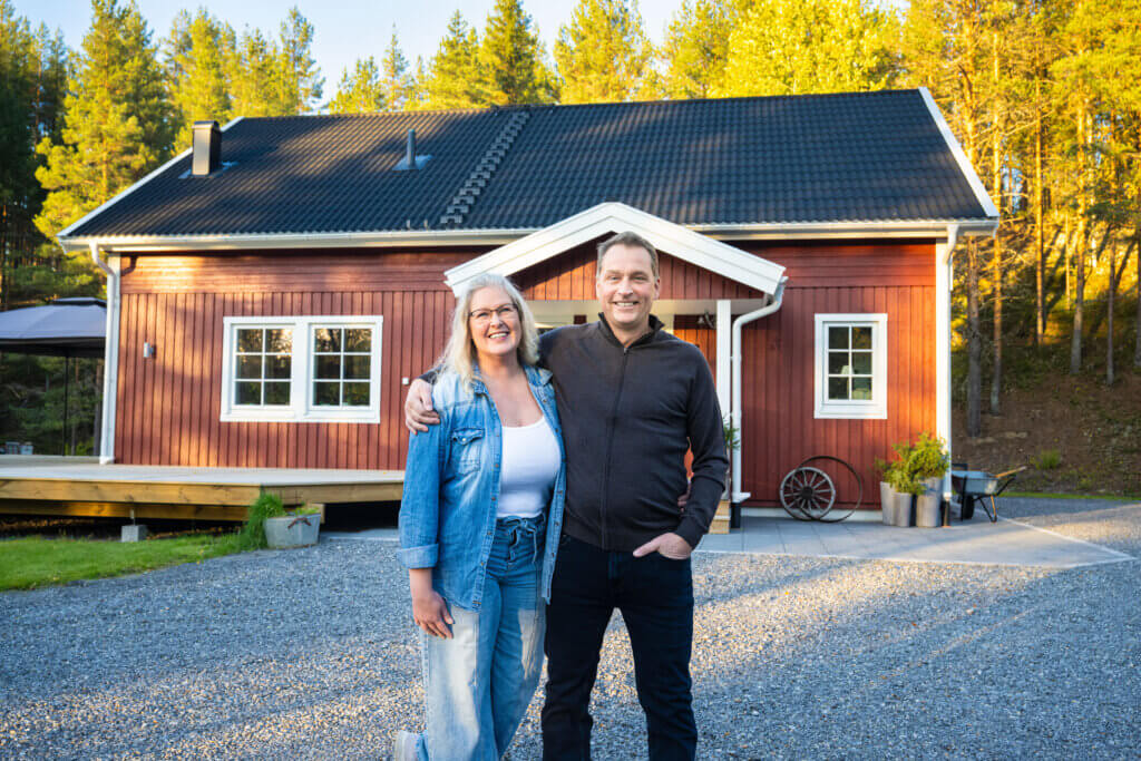 Jennie och Johannes Wretell framför sitt nybyggda hus från Älvsbyhus.